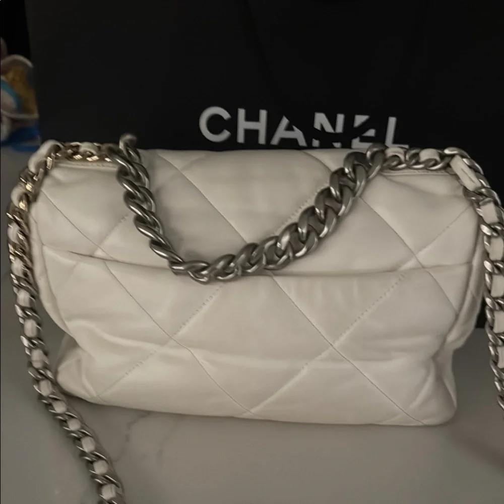 CHANEL 19 White, silver, and gold Quilted Shoulder Bag with Flap Closure - Picture 4 of 10